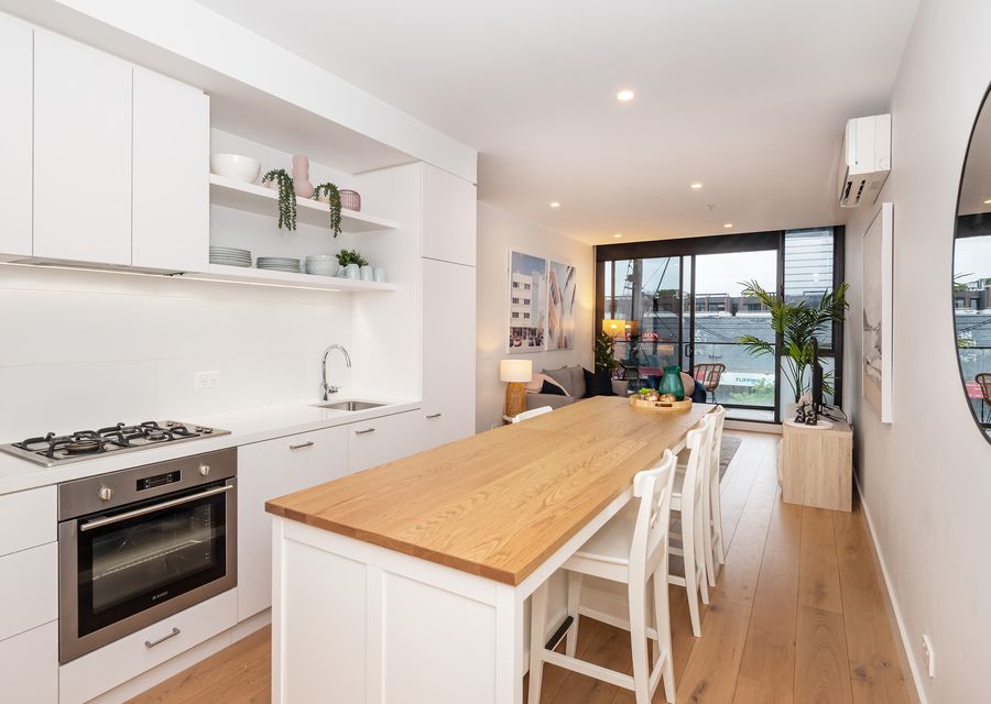 Fully equipped kitchen and large island bench dining