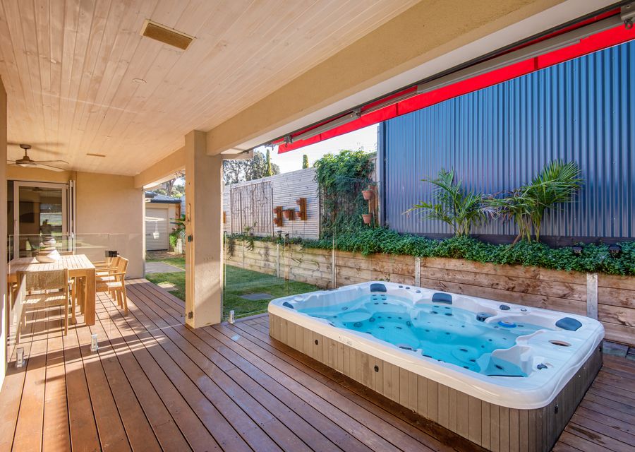 Outdoor 8 seater spa