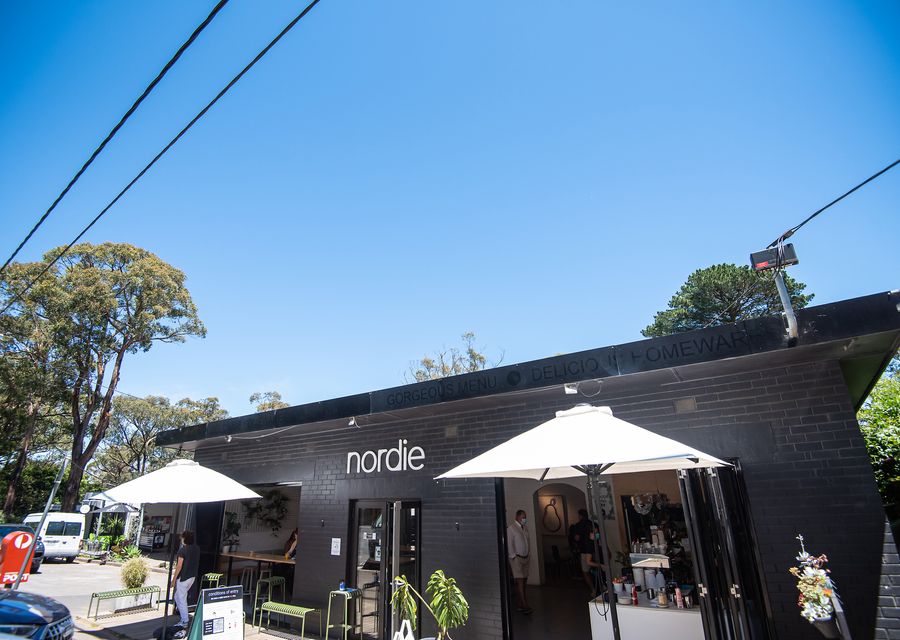 Enjoy the aroma of freshly brewed coffee and scrumptious food at this cafe.