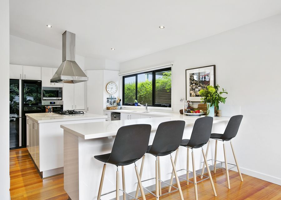 Fully equipped Kitchen with Breakfast Bar