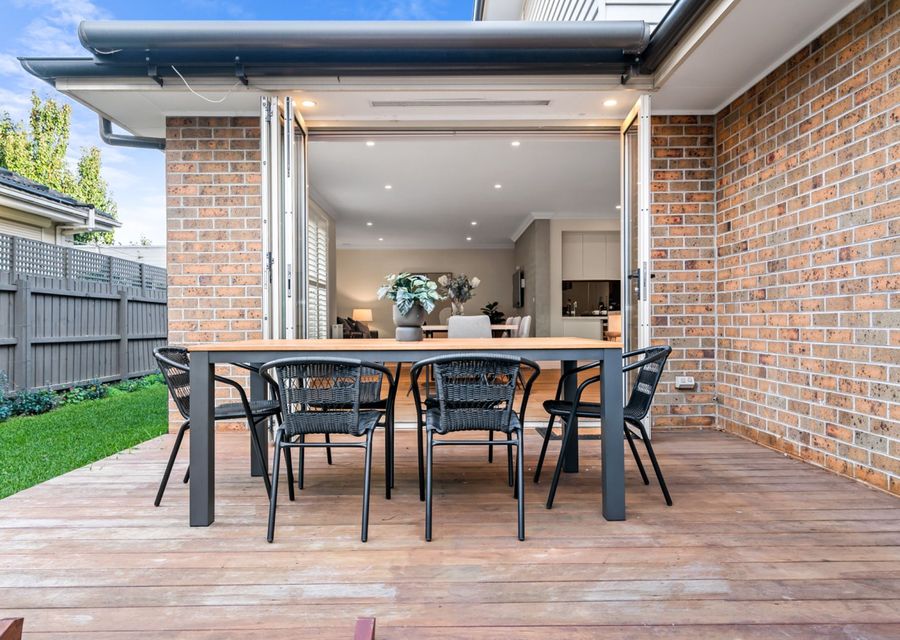 Outdoor seating for 6