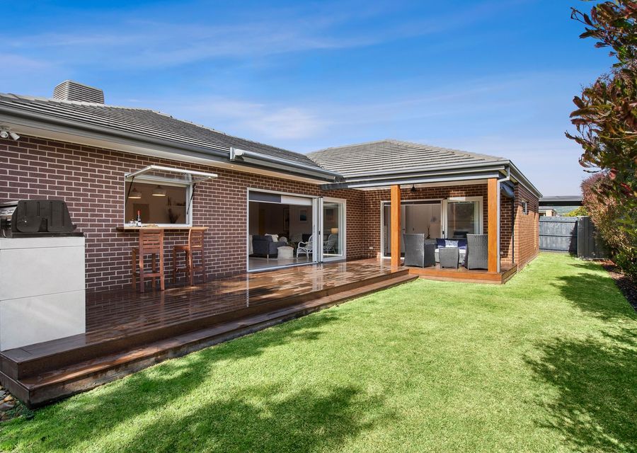 Entertaining deck with a built-in barbecue & bar table