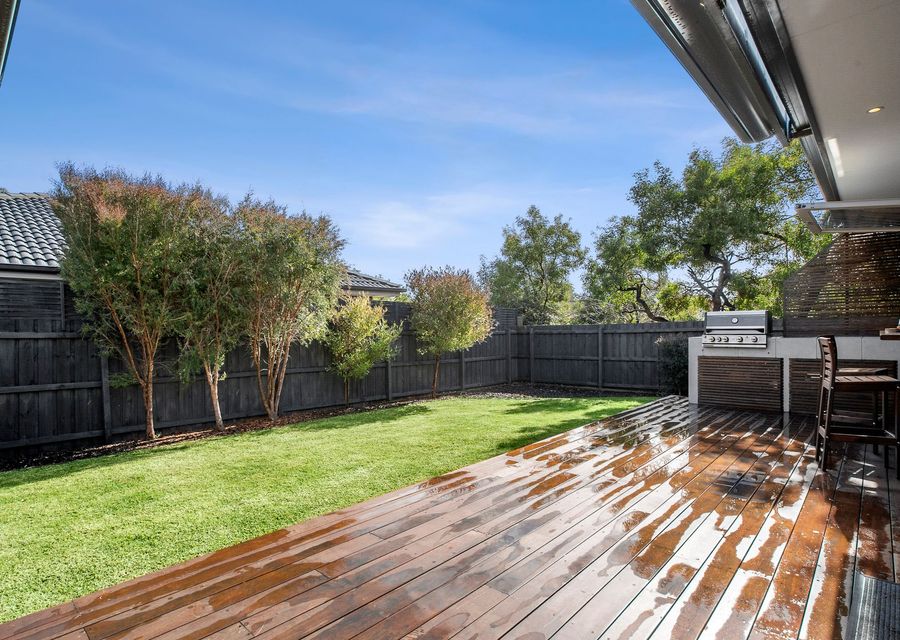 Entertaining deck with a built-in barbecue & bar table