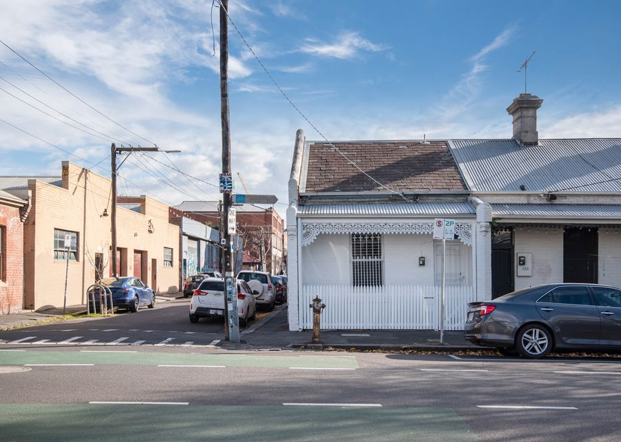 Exterior photo of the property and its complimentary parking 