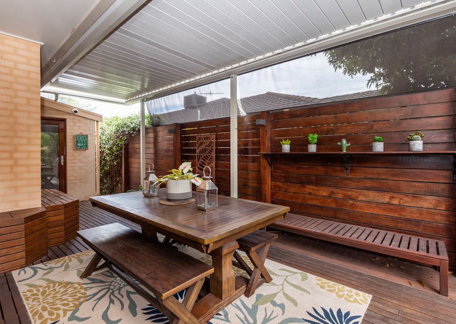 Courtyard with Dining