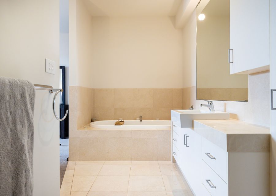 Master Ensuite with Bath