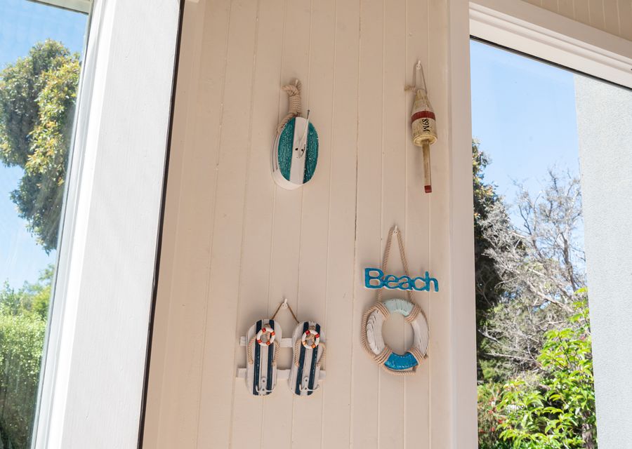 Personable decors which reflects the area surroundings near the property