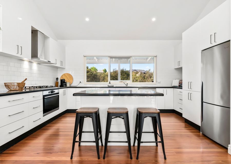 Large fully equipped kitchen.  90cm oven 