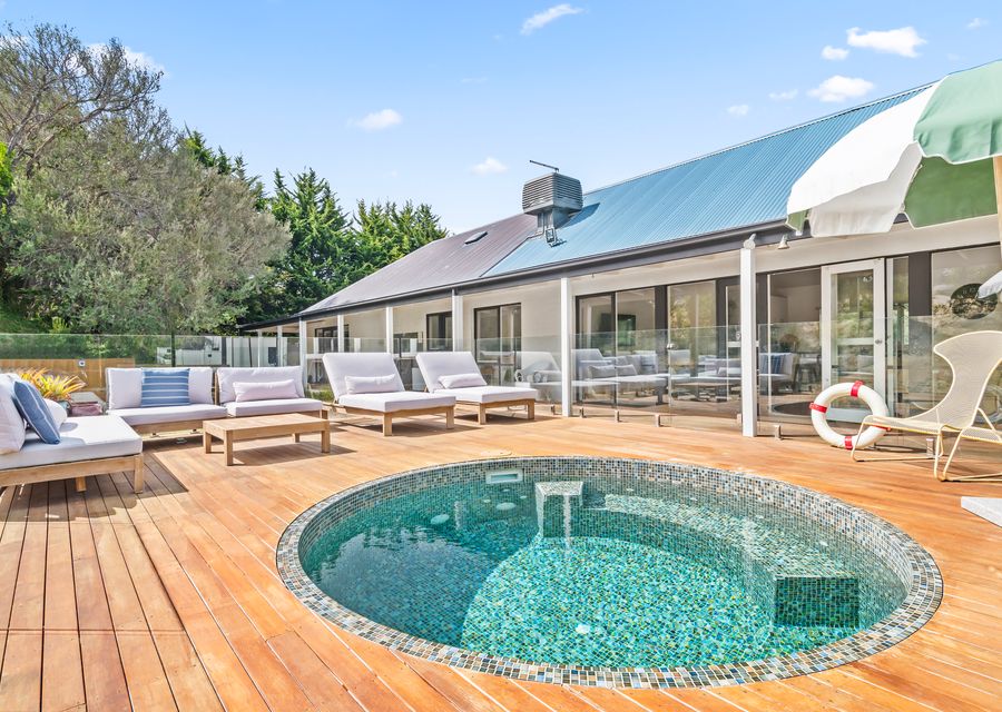 Highbury’s Peaceful Retreat with gas heated plunge pool