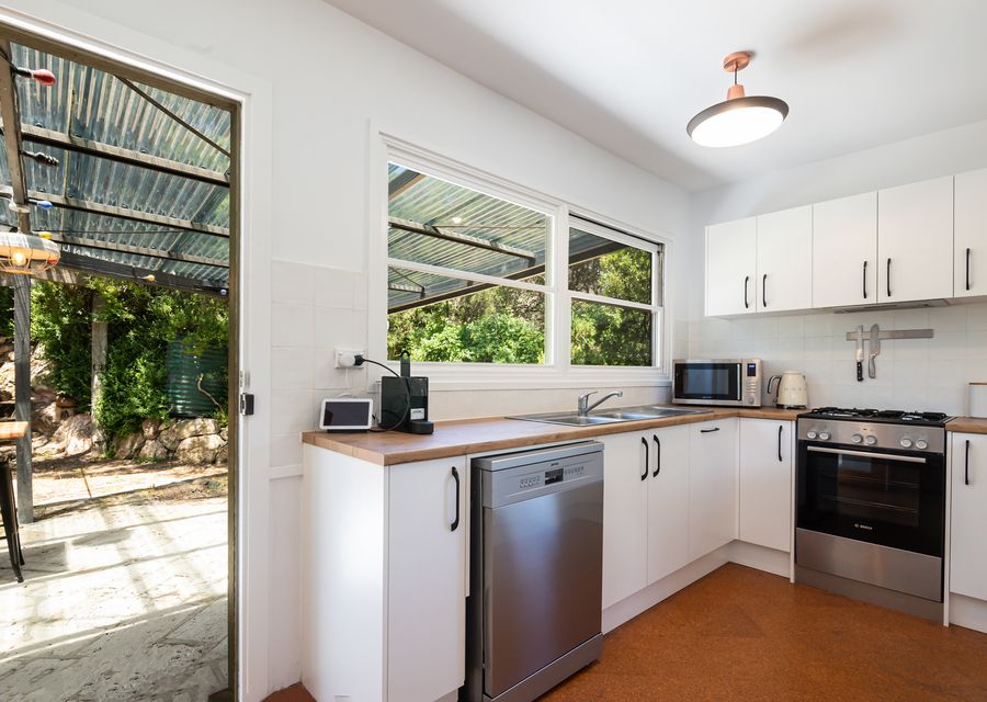 Fully equipped kitchen and outdoor entertaining