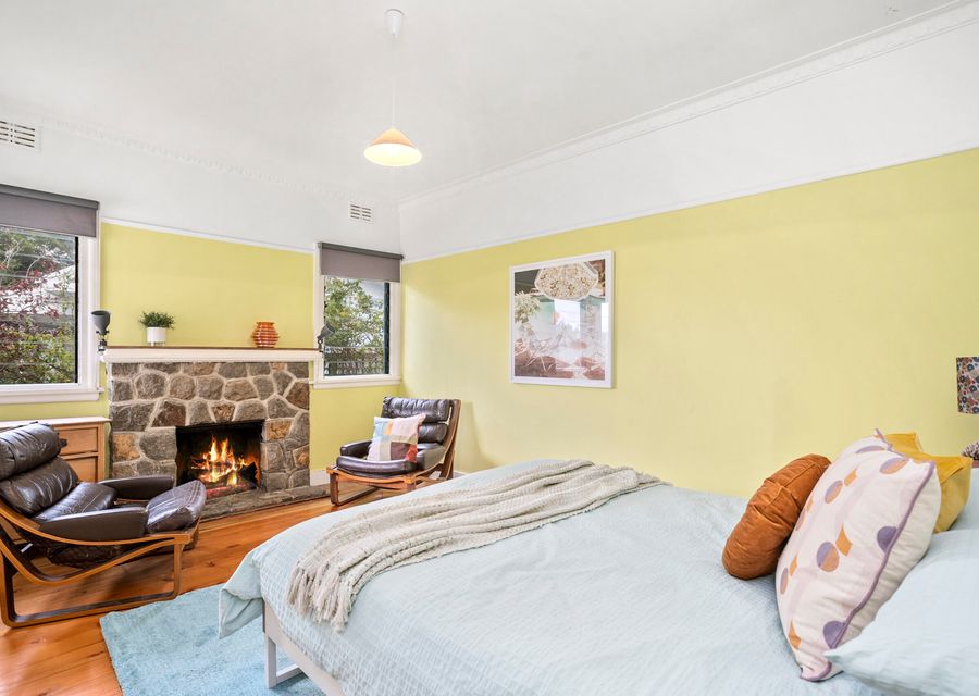 Bedroom with queen bed 