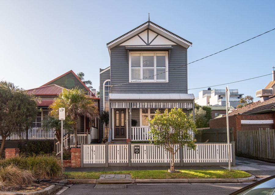 Front facade, she's so pretty 