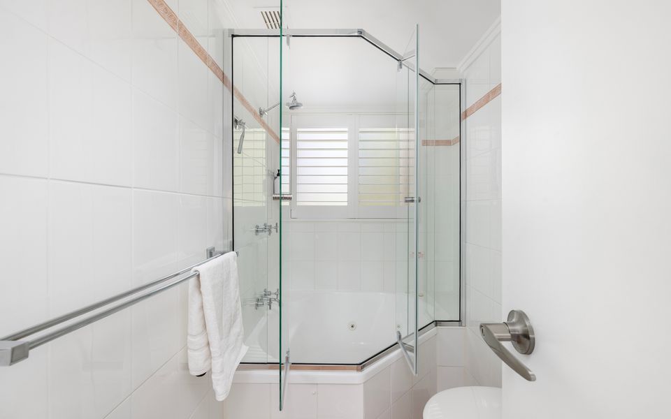 Ocean Breeze – Metres to Shoal Bay Beach