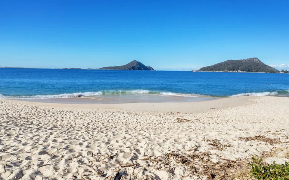 Ocean Breeze – Metres to Shoal Bay Beach