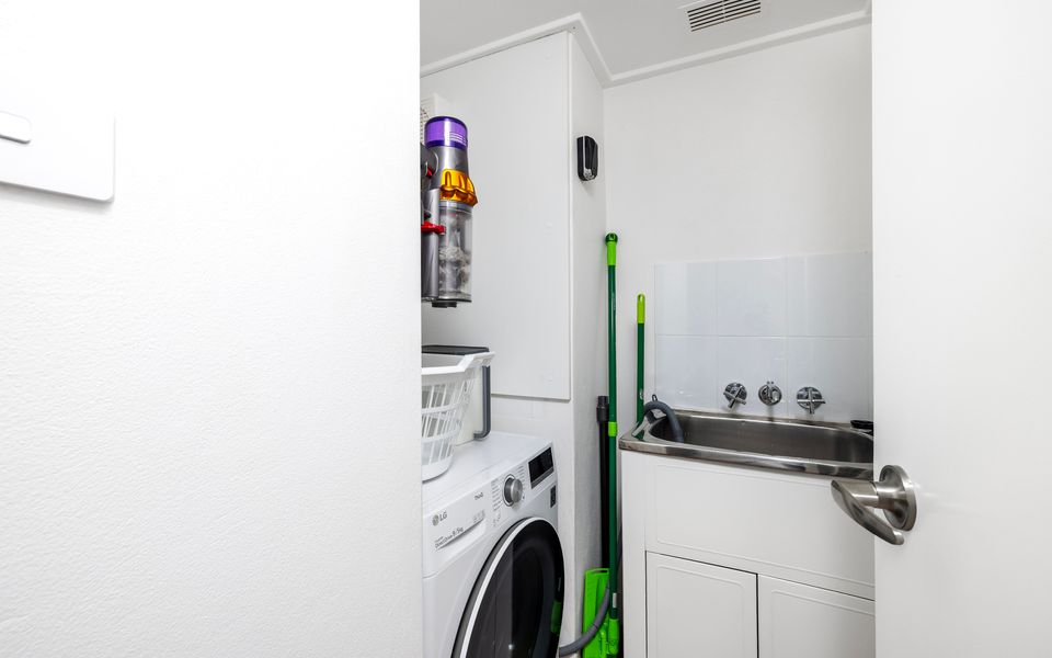 Ocean Breeze – Metres to Shoal Bay Beach