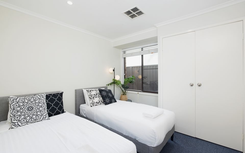 Chapeau Beach House- Walk to the beach