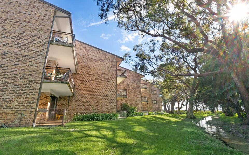 ‘Bay Parklands’ Close to Waters Edge