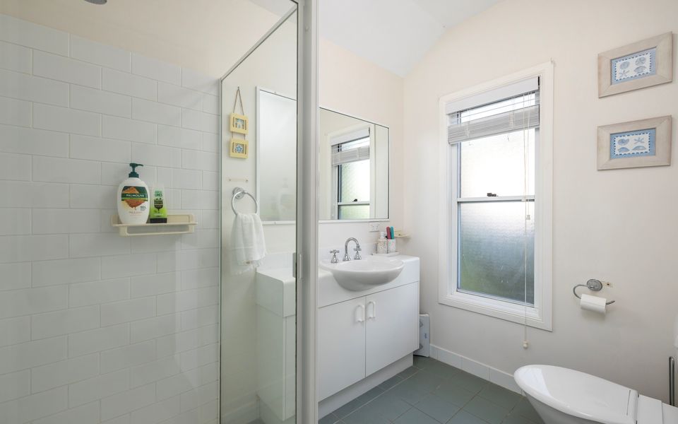 Ensuite - off main bedroom