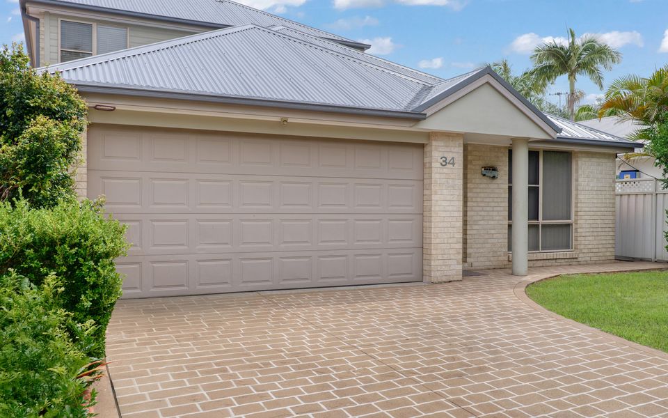 Spacious Modern Walk to the Beach