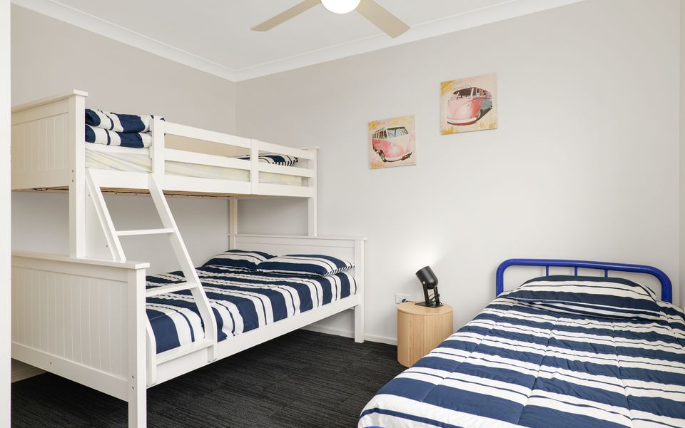 Spacious Modern Walk to the Beach