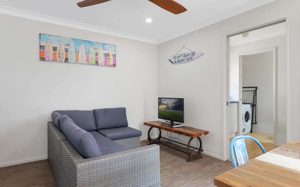 Spacious Modern Walk to the Beach