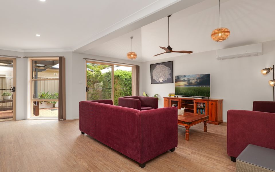 Spacious Modern Walk to the Beach