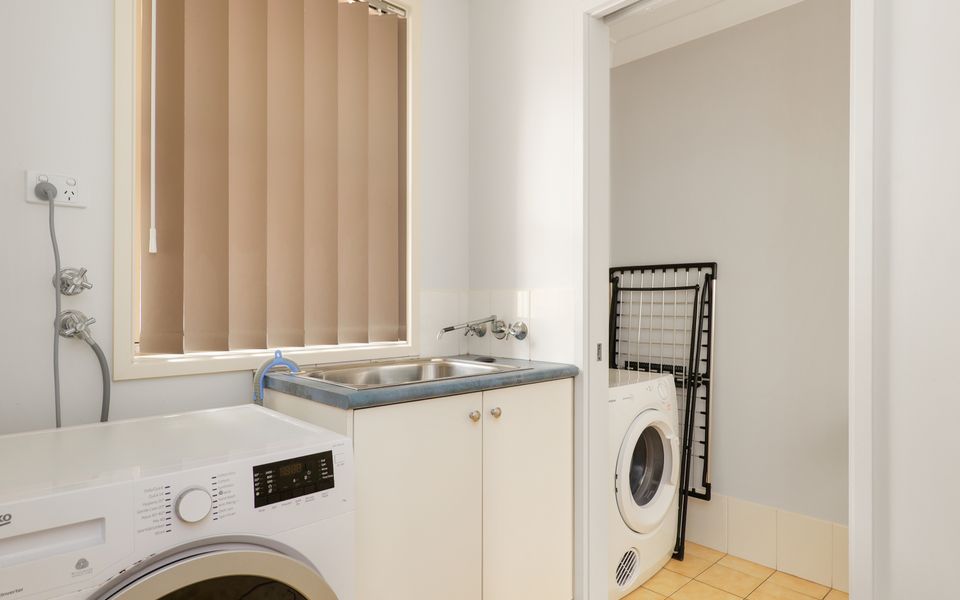 Spacious Modern Walk to the Beach