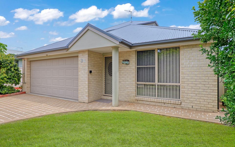 Spacious Modern Walk to the Beach