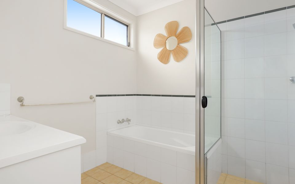 Spacious Modern Walk to the Beach