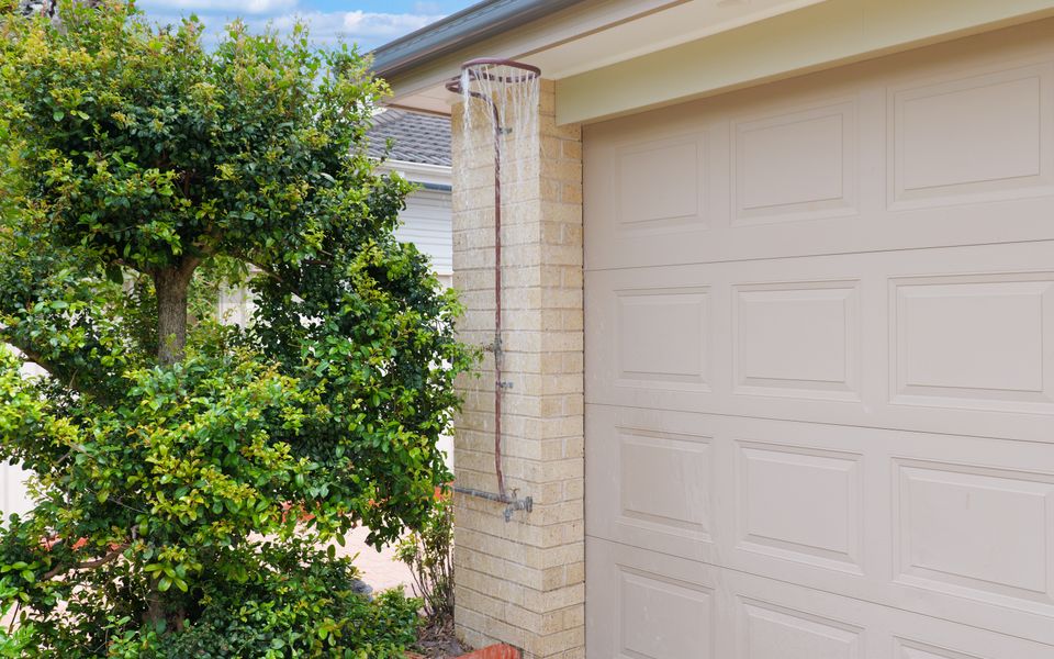 Spacious Modern Walk to the Beach