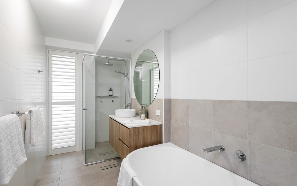 ‘Mistral Court’ Beachside Apartment with Water Views