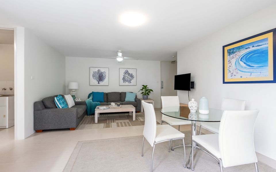 ‘Mistral Court’ Beachside Apartment with Water Views