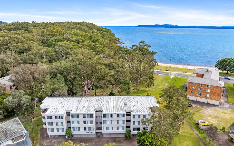 ‘Mistral Court’ Beachside Apartment with Water Views