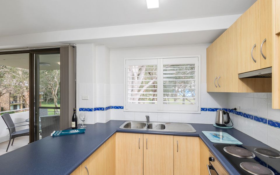 ‘Mistral Court’ Beachside Apartment with Water Views