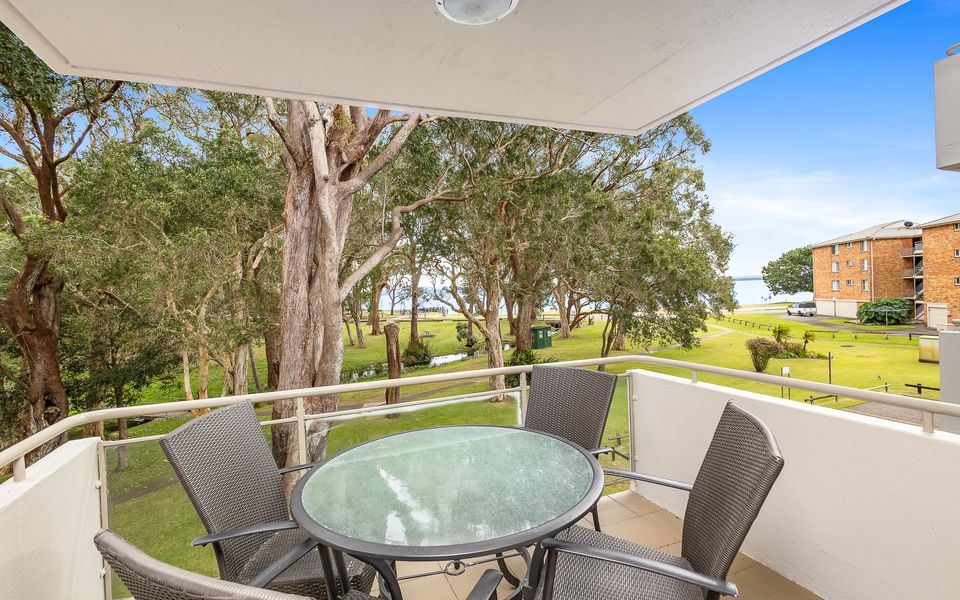 ‘Mistral Court’ Beachside Apartment with Water Views