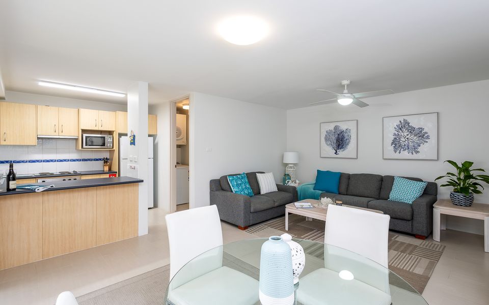 ‘Mistral Court’ Beachside Apartment with Water Views