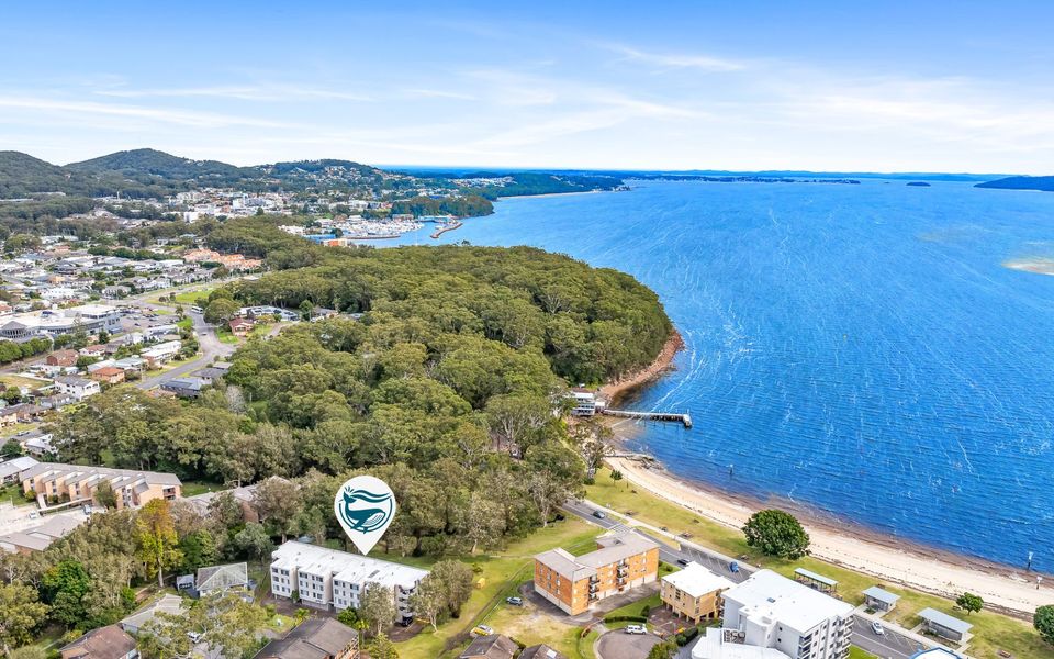 ‘Mistral Court’ Beachside Apartment with Water Views