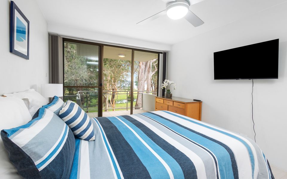 ‘Mistral Court’ Beachside Apartment with Water Views