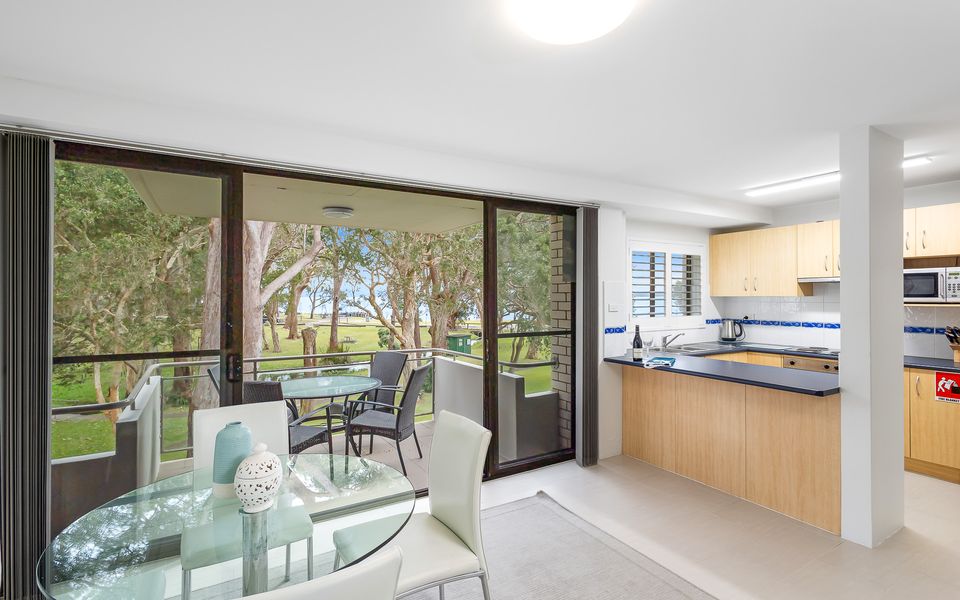 ‘Mistral Court’ Beachside Apartment with Water Views