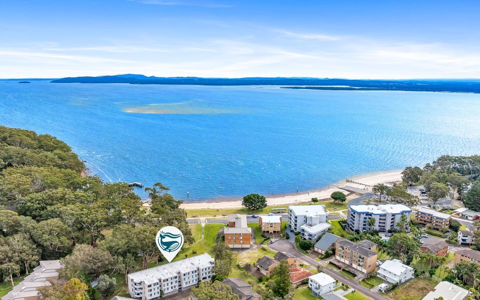 ‘Mistral Court’ Beachside Apartment with Water Views