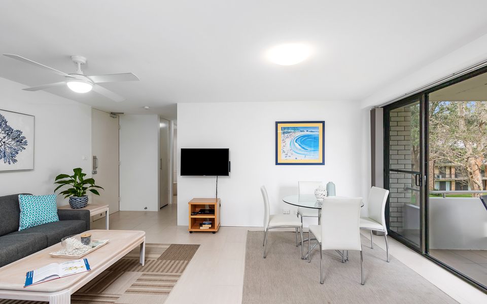 ‘Mistral Court’ Beachside Apartment with Water Views