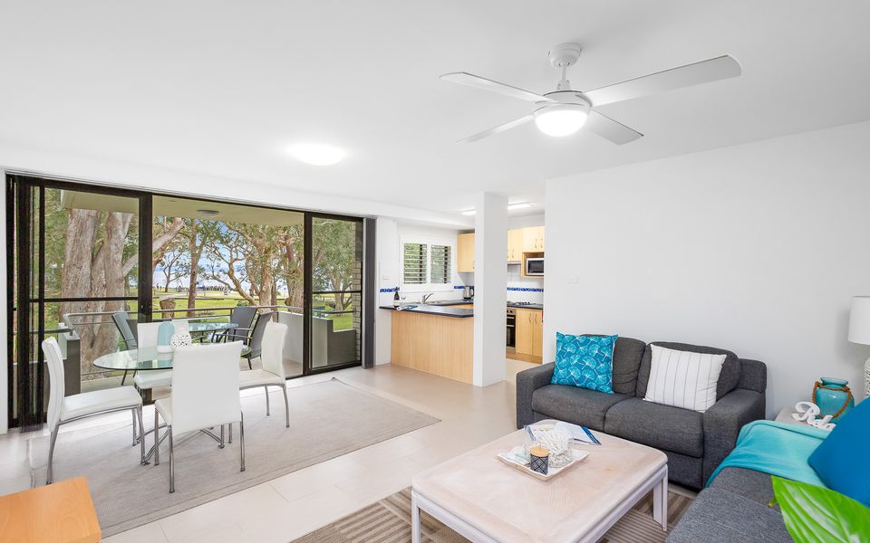 ‘Mistral Court’ Beachside Apartment with Water Views