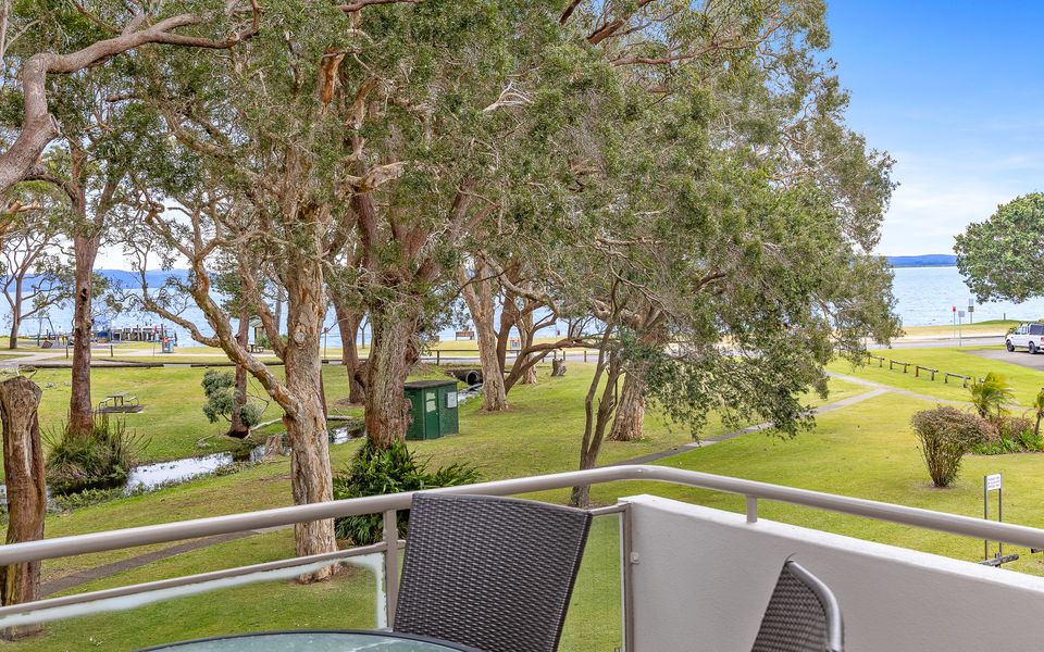 ‘Mistral Court’ Beachside Apartment with Water Views