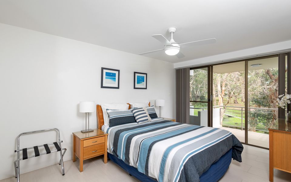 ‘Mistral Court’ Beachside Apartment with Water Views