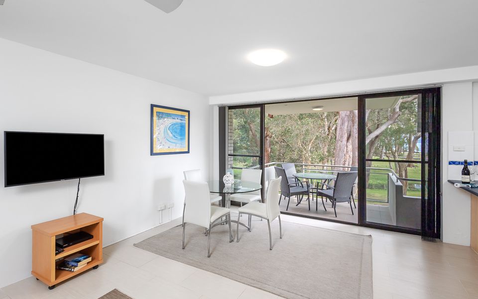 ‘Mistral Court’ Beachside Apartment with Water Views