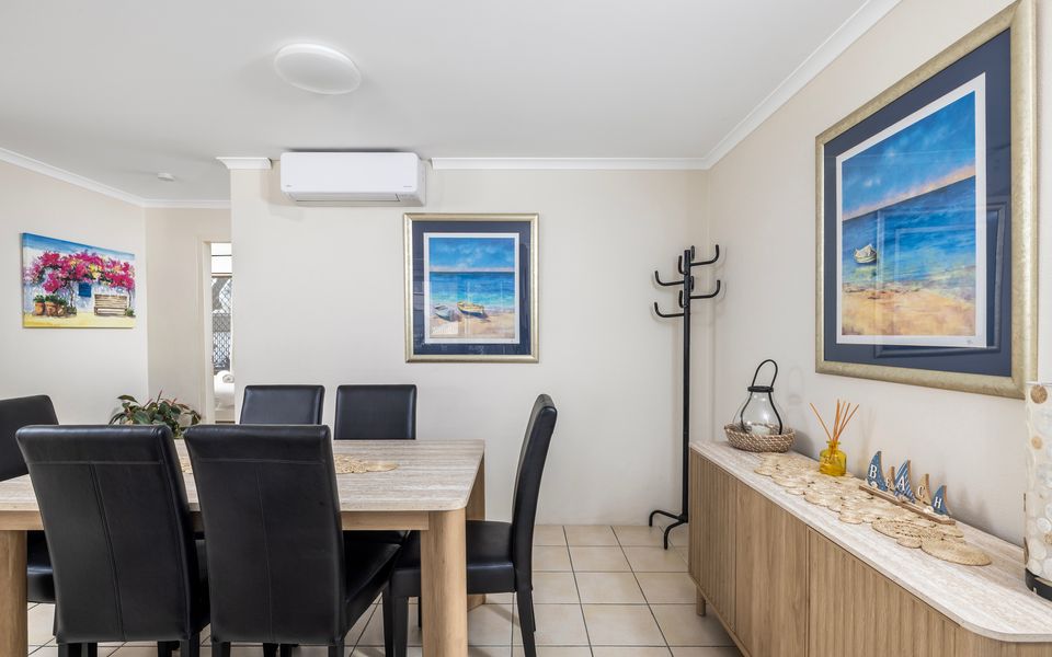 The Poplars Apartment with views and Swimming Pool