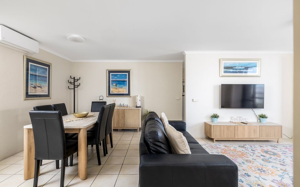 The Poplars Apartment with views and Swimming Pool