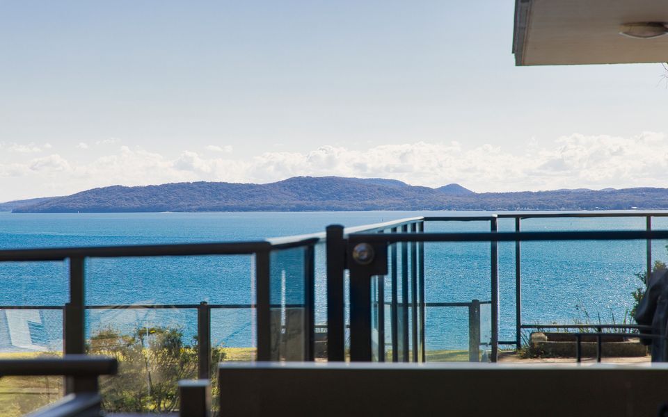 The Poplars Apartment with views and Swimming Pool