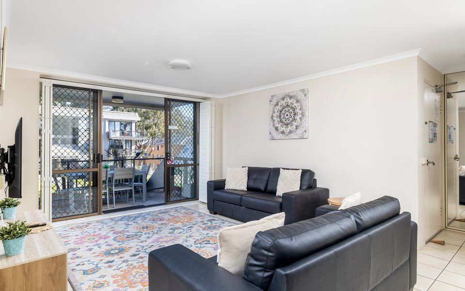 The Poplars Apartment with views and Swimming Pool