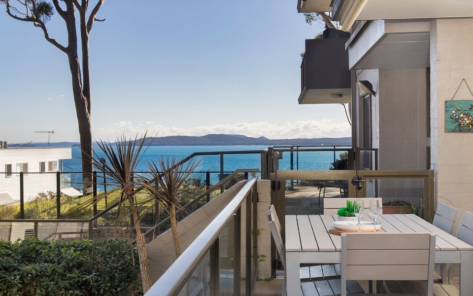 The Poplars Apartment with views and Swimming Pool
